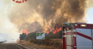 Spaventoso incendio a Birori: in pericolo un’azienda, chiusa la 131