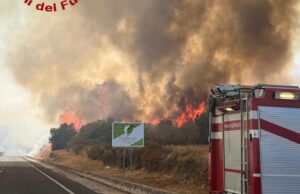 Spaventoso incendio a Birori: in pericolo un’azienda, chiusa la 131