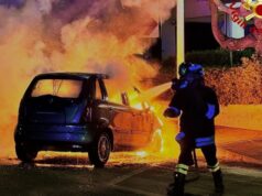 Cagliari, fiamme nella notte in via Crespellani: auto distrutta
