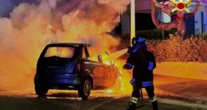 Cagliari, fiamme nella notte in via Crespellani: auto distrutta