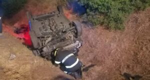 Nuoro, pauroso ribaltamento in cunetta: due feriti