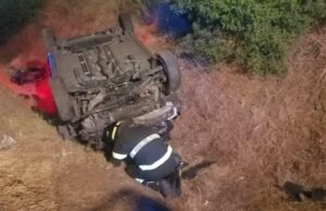 Nuoro, pauroso ribaltamento in cunetta: due feriti