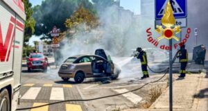 Monserrato, paura in via Decio Mure: incendio distrugge un’auto
