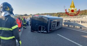 San Teodoro, scontro spaventoso e furgone ribaltato: due feriti