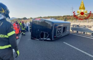 San Teodoro, scontro spaventoso e furgone ribaltato: due feriti