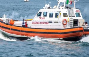 Migrante trovato morto in mare a Sant’Antioco, ricerche in corso per altri dispersi