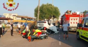 Arzachena, scontro violentissimo: vettura ribaltata, 5 feriti