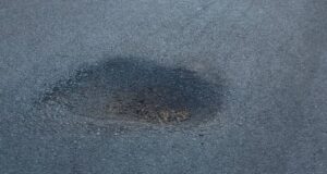 Cagliari, cede l’asfalto in viale Regina Margherita: “Su due ruote rischiate un volo”