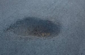 Cagliari, cede l’asfalto in viale Regina Margherita: “Su due ruote rischiate un volo”