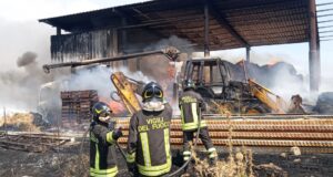 Vasto incendio a Ottana: fiamme vicino ad azienda agricola