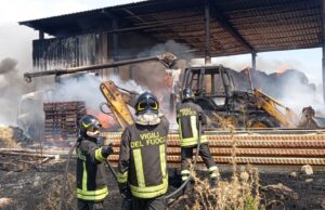 Vasto incendio a Ottana: fiamme vicino ad azienda agricola