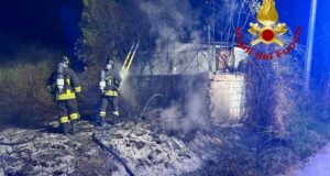 Paura a Olbia, scoppia incendio nel campo rom: fiamme vicino alle case