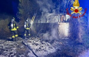 Paura a Olbia, scoppia incendio nel campo rom: fiamme vicino alle case
