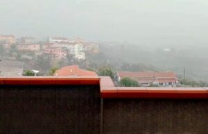 Iglesias travolta da una bomba d’acqua, strade allagate e danni | Video