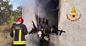 Paura a Sassari, si incendia un’abitazione in via De Martini