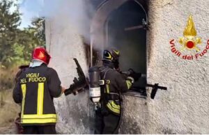 Paura a Sassari, si incendia un’abitazione in via De Martini