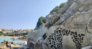 Santa Teresa, individuati i writers che hanno imbrattato le rocce: sono 2 turisti