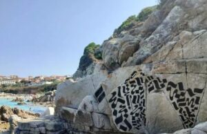 Santa Teresa, individuati i writers che hanno imbrattato le rocce: sono 2 turisti