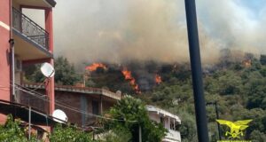 Incendio a Seulo, elicotteri in azione per domare le fiamme vicino al centro abitato