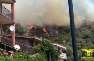 Incendio a Seulo, elicotteri in azione per domare le fiamme vicino al centro abitato