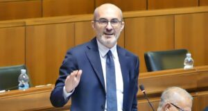 Regione, Truzzu attacca: “Ruoli inventati per giustificare indennità esorbitanti”