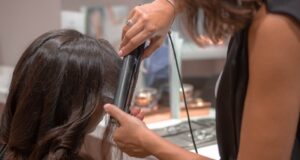 Parrucchieri ed estetisti abusivi, in Sardegna 1.200 operatori “fantasma”