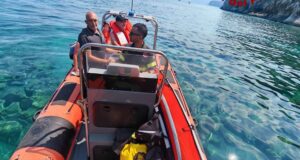 Dorgali, la sua barca ha un problema: diportista si rifugia su uno scoglio