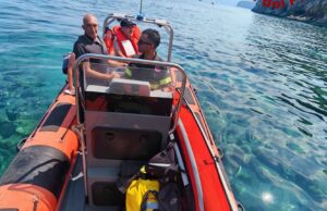 Dorgali, la sua barca ha un problema: diportista si rifugia su uno scoglio