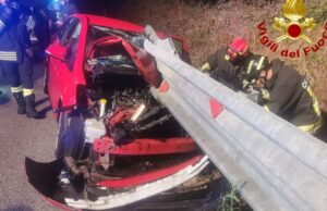 Palau, auto si schianta violentemente contro il guardrail: mezzo distrutto