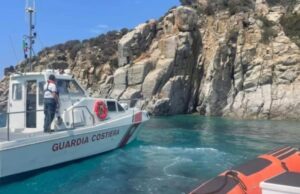 Cade dagli scogli a Solanas, 15enne in gravi condizioni