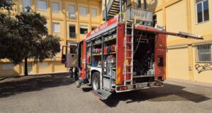 Oristano, incendio e devastazione all’ex Istituto Mossa: caccia ai vandali