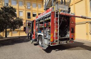 Oristano, incendio e devastazione all’ex Istituto Mossa: caccia ai vandali