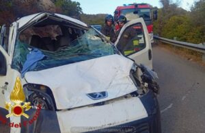 Arzachena, furgone si ribalta e si schianta su guardrail: conducente in ospedale