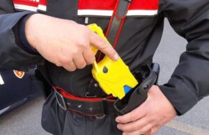 Polemiche sull’uso del taser, Piantedosi: “È uno strumento imprescindibile”