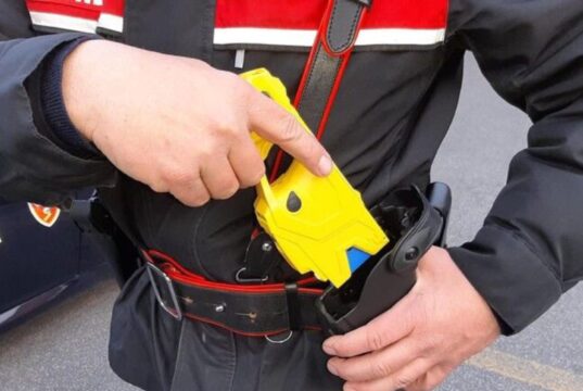 Olbia, morì dopo essere stato fermato col taser: la perizia esclude la correlazione