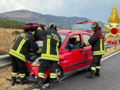 Altro incidente causato dalla pioggia: a Birori auto si schianta su guardrail