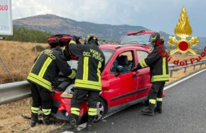 Altro incidente causato dalla pioggia: a Birori auto si schianta su guardrail