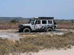 Cabras, turisti restano impantanati nello stagno: scatta la multa