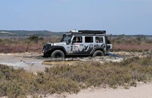Cabras, turisti restano impantanati nello stagno: scatta la multa