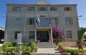 Paura a Telti, colpi di fucile alle finestre dell’edificio comunale