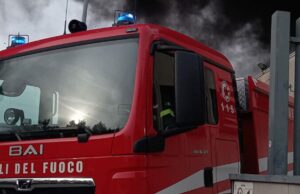 Cagliari, incendio nell’ex mobilificio Cao: fumo visibile a grande distanza