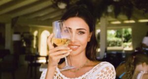 Belen, altra sfuriata in Sardegna dopo la lite dal benzinaio: volano patatine