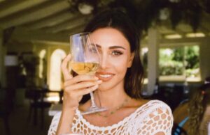 Belen, altra sfuriata in Sardegna dopo la lite dal benzinaio: volano patatine