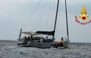 Budoni, barca si incaglia in una scogliera: salvataggio della Guardia Costiera