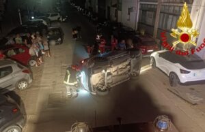 Alghero, auto si ribalta in via Fermi: paura per una donna