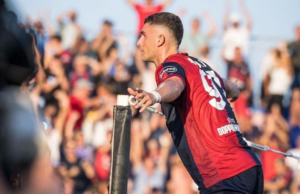 Cagliari, si pensa al dopo Piccoli-Zortea | Tifosi critici: “Ceduti dopo abbonamenti”