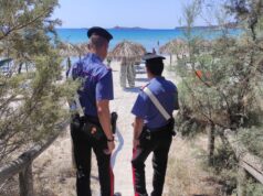 Villasimius, bloccati 3 giovani con refurtiva: avevano svaligiato l’auto di una turista