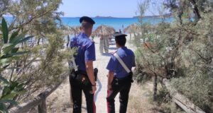 Villasimius, bloccati 3 giovani con refurtiva: avevano svaligiato l’auto di una turista