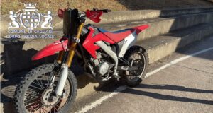 Fuga rocambolesca al Poetto: scappa con la moto da cross, bloccato dalla Polizia