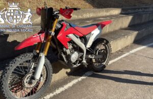 Fuga rocambolesca al Poetto: scappa con la moto da cross, bloccato dalla Polizia
